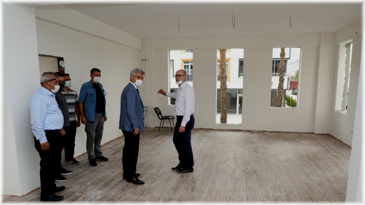 Vali Makas, Bebek ve Çocuk Kütüphanesi inşaatında incelemelerde bulundu