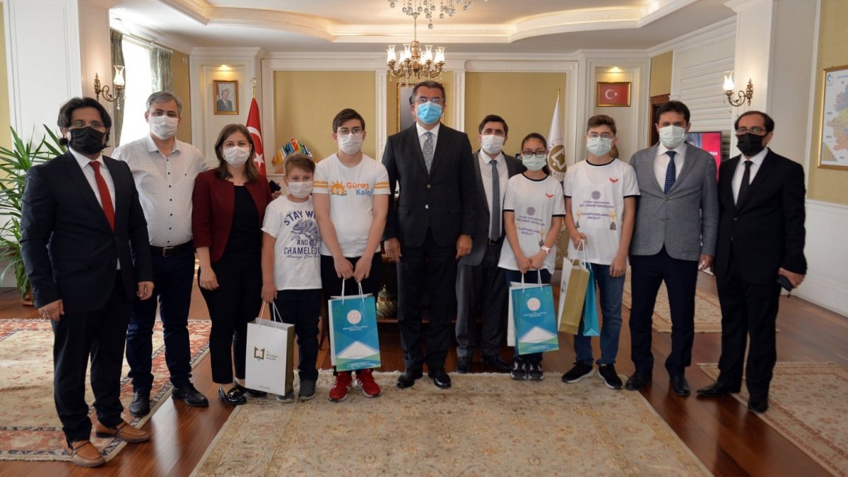 Vali Memiş, dereceye giren öğrencileri makamında ağırladı