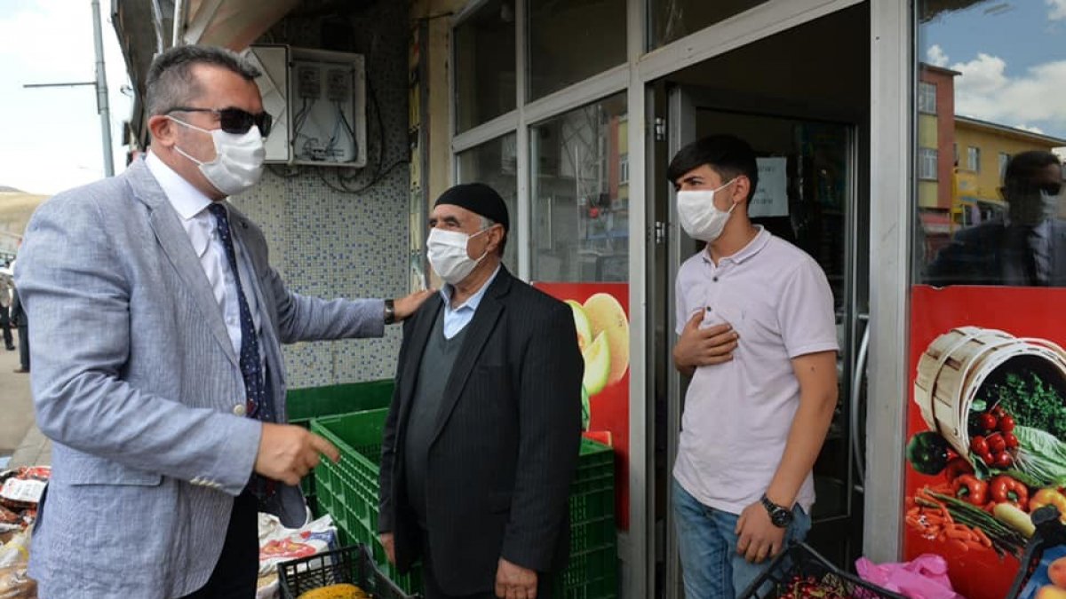 Vali Memiş Karayazı'da esnafı ziyaret etti