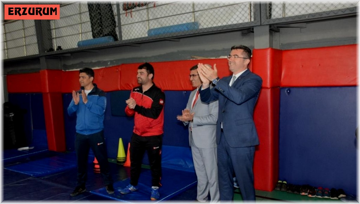 Vali Memiş, minik güreşçileri yalnız bırakmadı