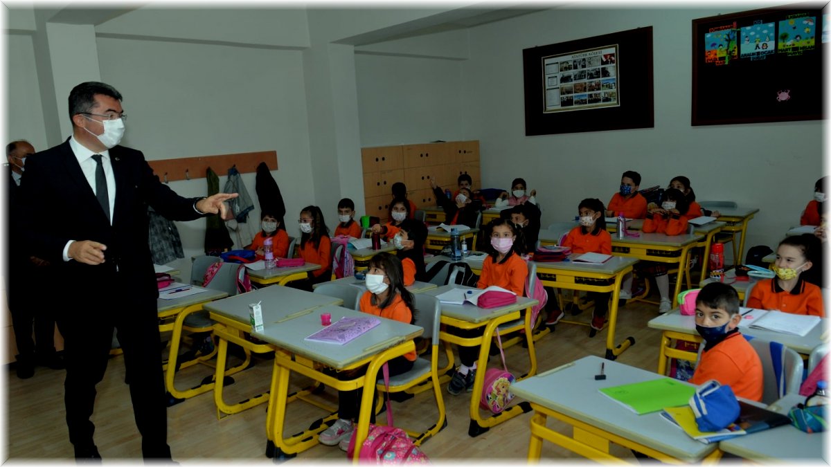 Vali Memiş, okul ziyaretlerini sürdürüyor