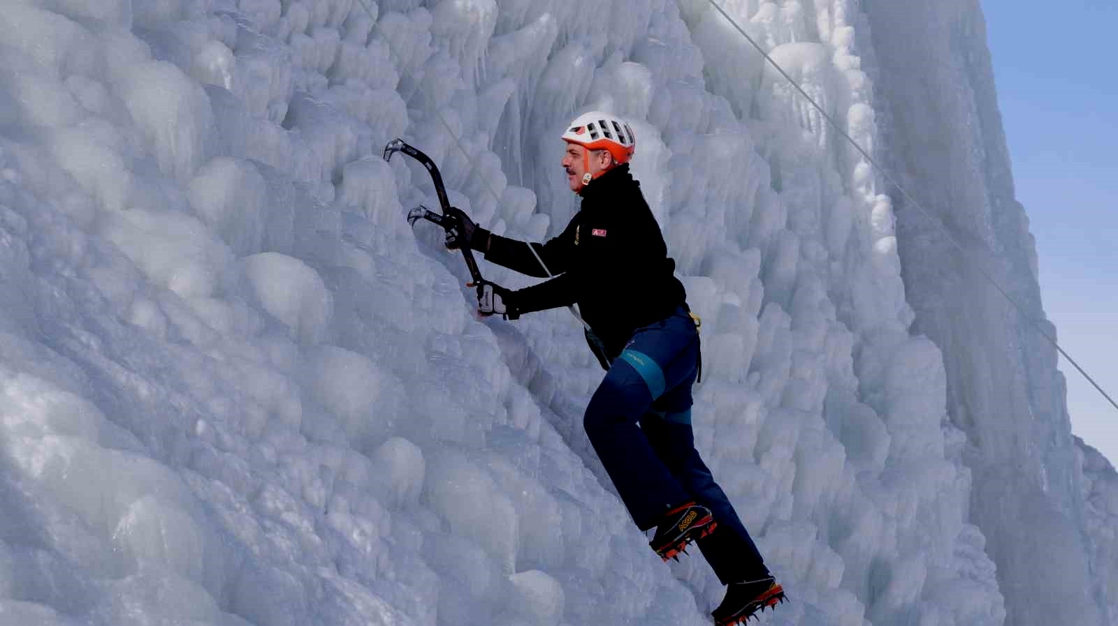 Vali Mustafa Çiftçi buz duvarına tırmandı