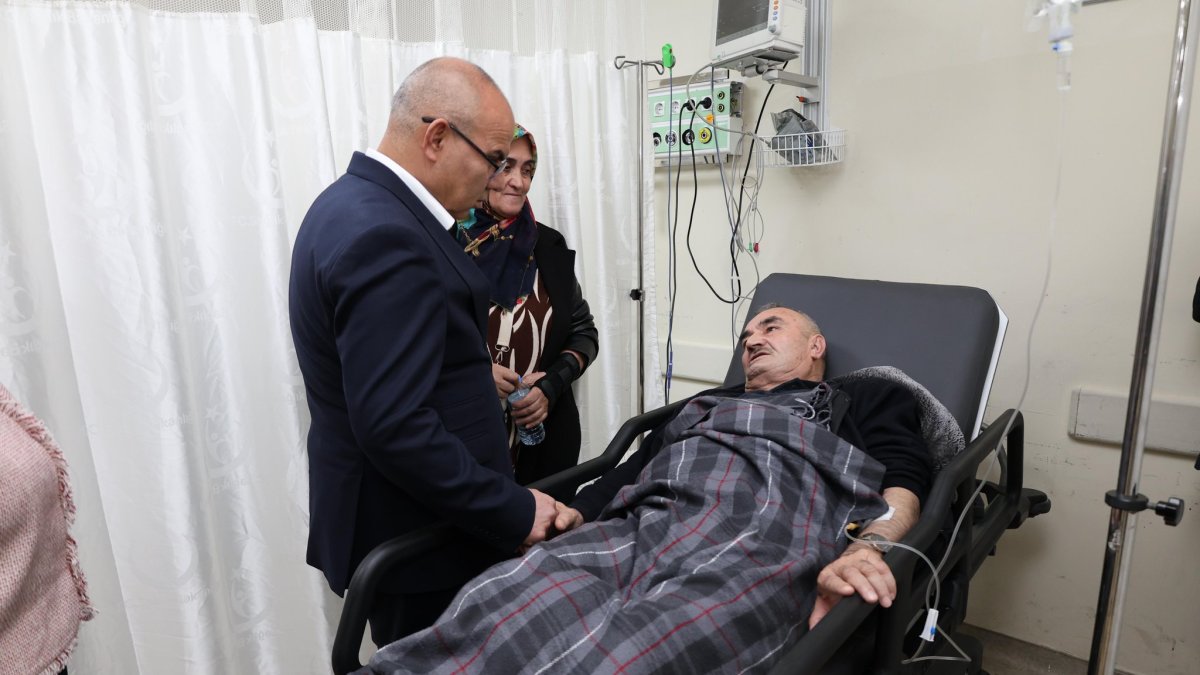 Vali Mustafa Koç'tan yeni yıl öncesi hastalara moral ziyareti