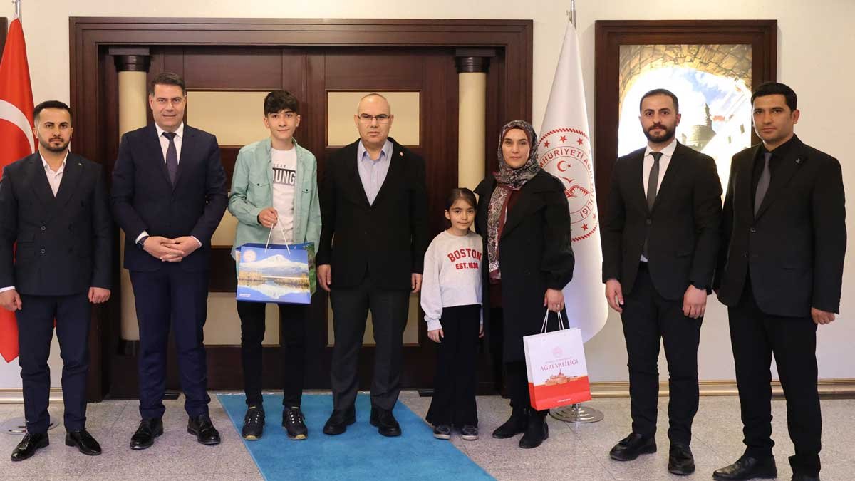 Vali Mustafa Koç’tan “Kitap Kurdu” Yarışmasında Dereceye Giren Berat Şahin’e Tebrik