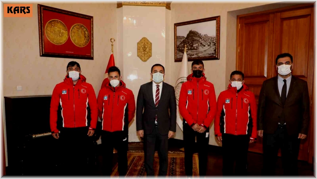 Vali Öksüz, başarılı kayakçıları kabul etti