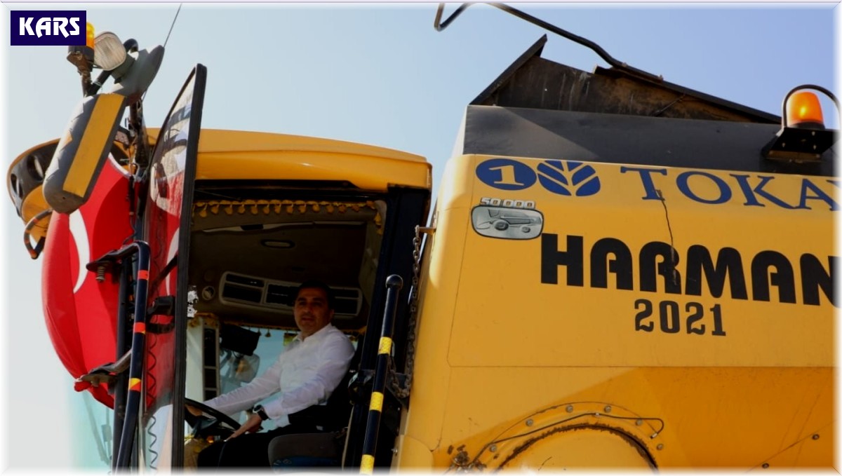 Vali Öksüz, çiftçilerle birlikte hasat yaptı