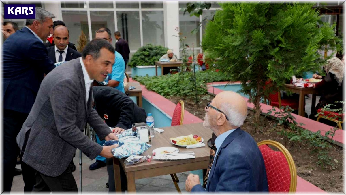 Vali Öksüz'den huzurevine anlamlı ziyaret