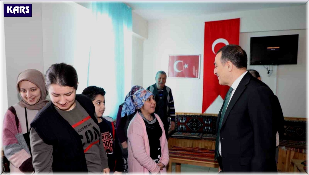 Vali Öksüz, depremzedeleri dinledi