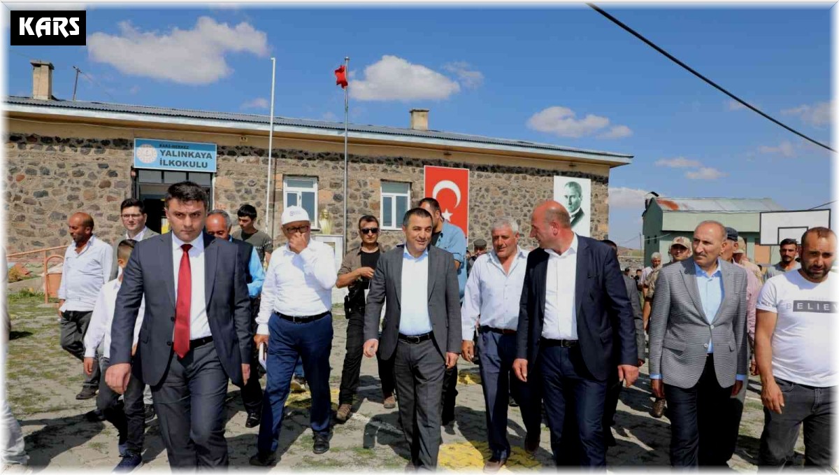 Vali Öksüz köylerde vatandaşlarla buluştu