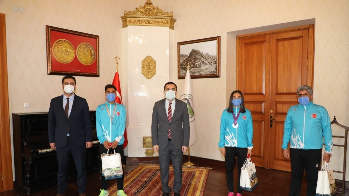 Vali Öksüz, Milli atletleri makamında kabul etti