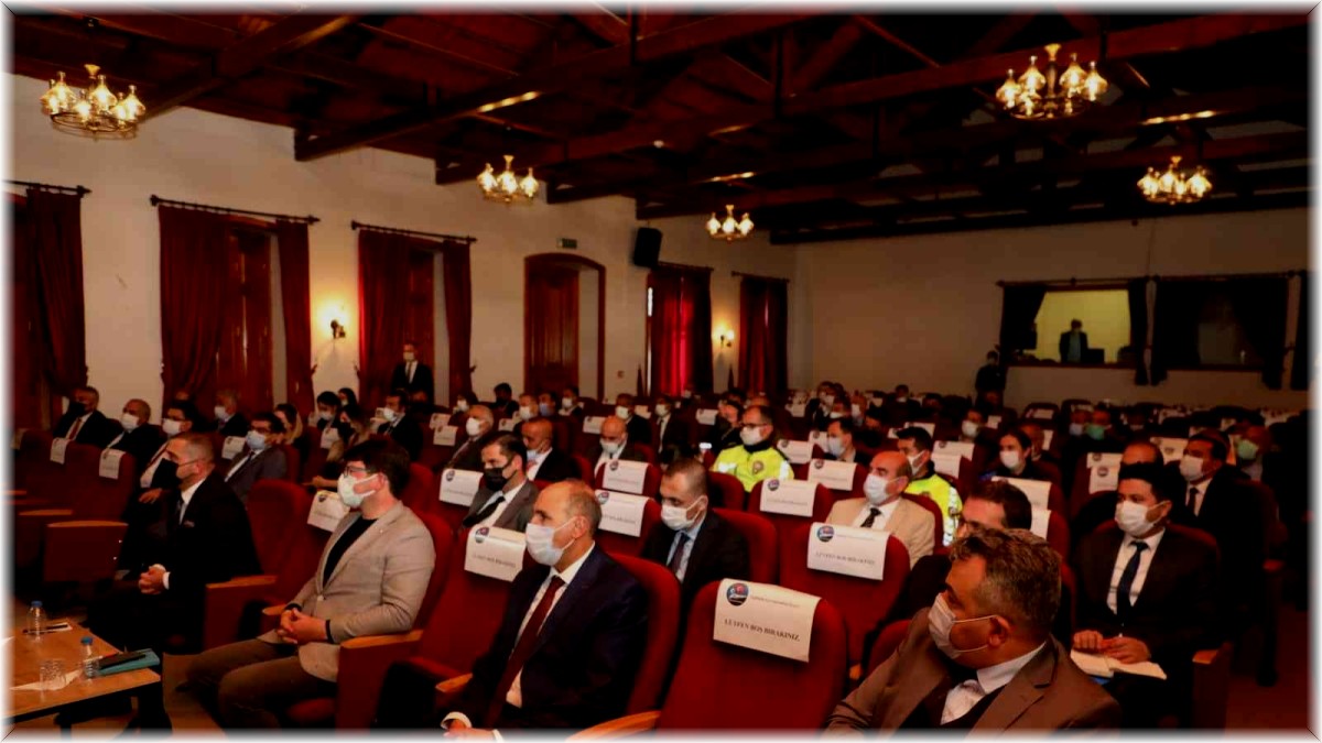 Vali Öksüz, muhtarlarla bir araya geldi