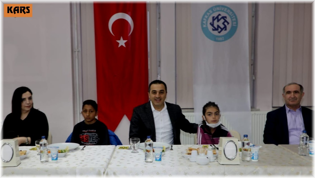 Vali Öksüz, öğrencilerle iftarda buluştu