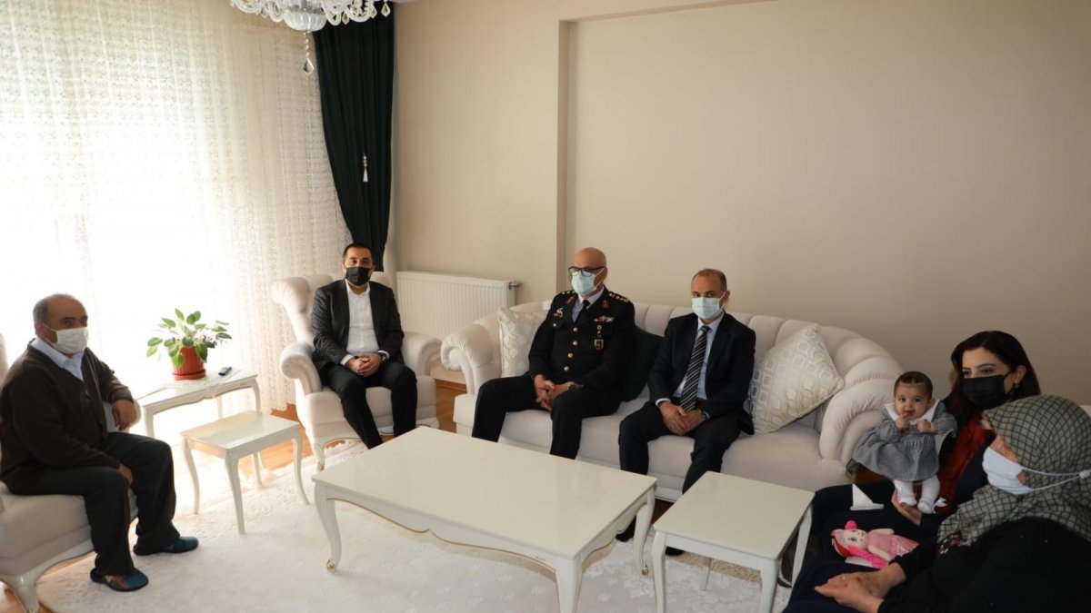 Vali Öksüz şehit ailelerine bayramda yalnız bırakmadı