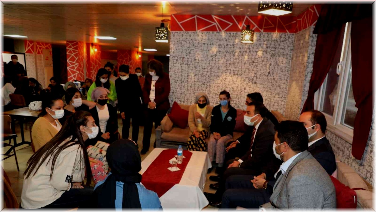 Vali Öksüz, yurtlarda incelemede bulundu