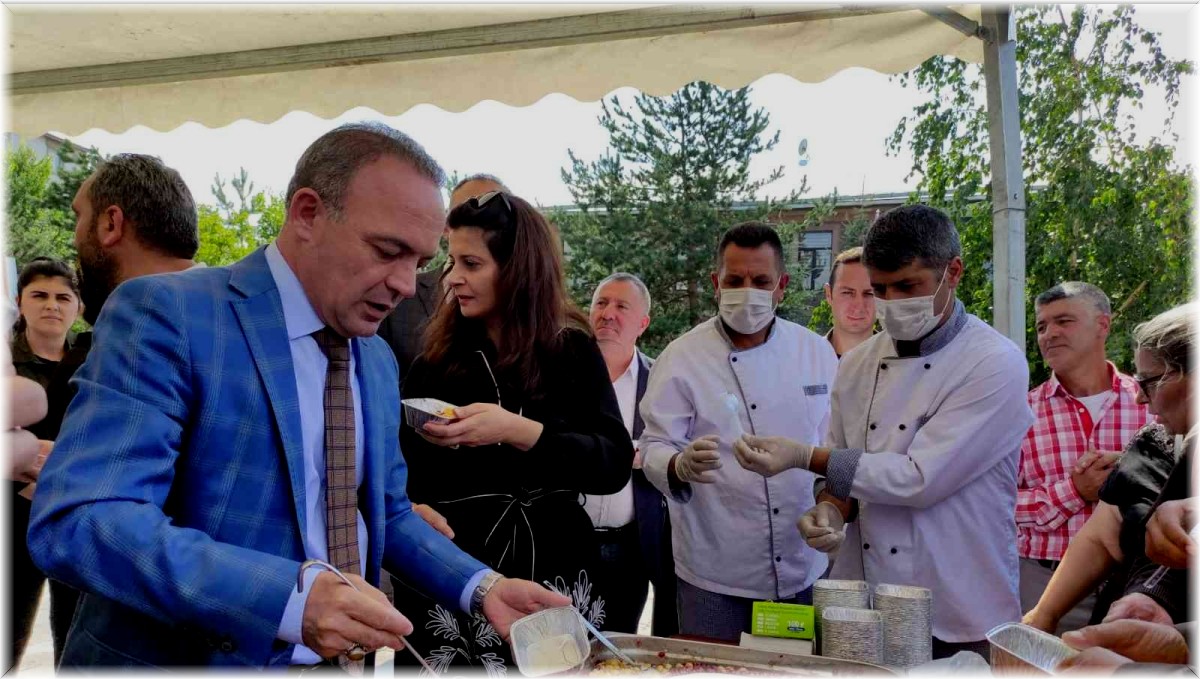 Vali Öner'den vatandaşlara aşure ikramı