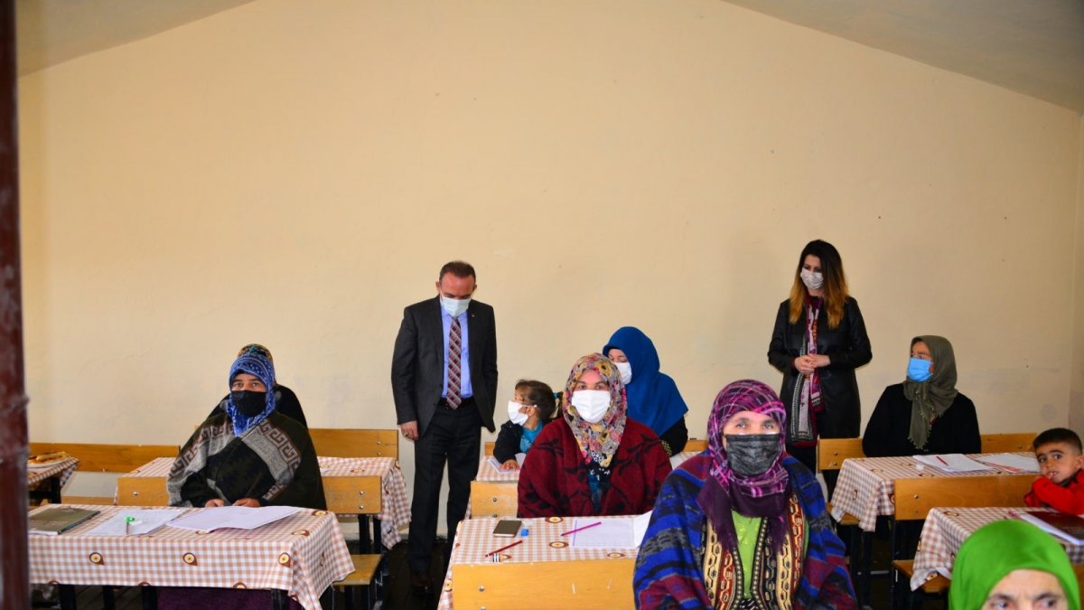 Vali Öner ve eşi, okuma-yazma kursunun ilk dersine katıldı