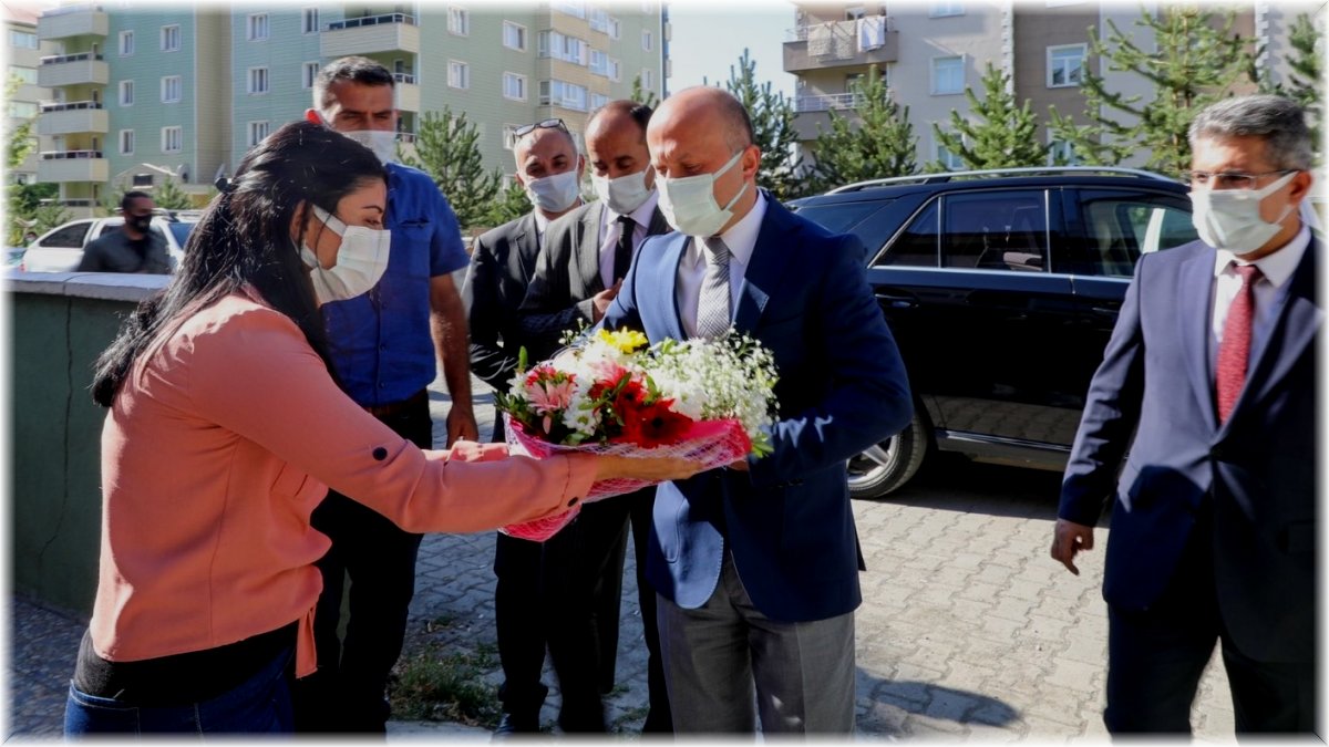 Vali Osman Varol, Ağrı’da koyun-keçi yetiştiriciliği için yürütülen ıslah çalışmalarını yerinde inceledi
