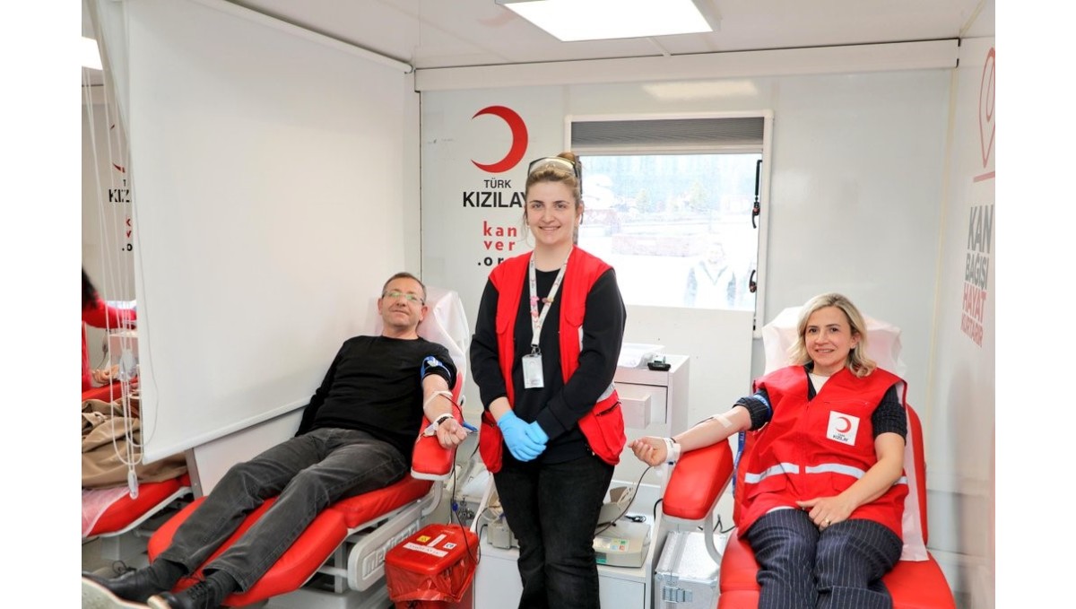 Vali Polat, kan bağışında bulundu