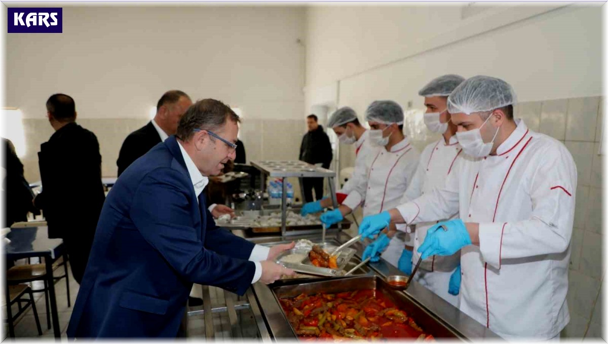 Vali Polat'tan jandarmayla öğle yemeği yedi