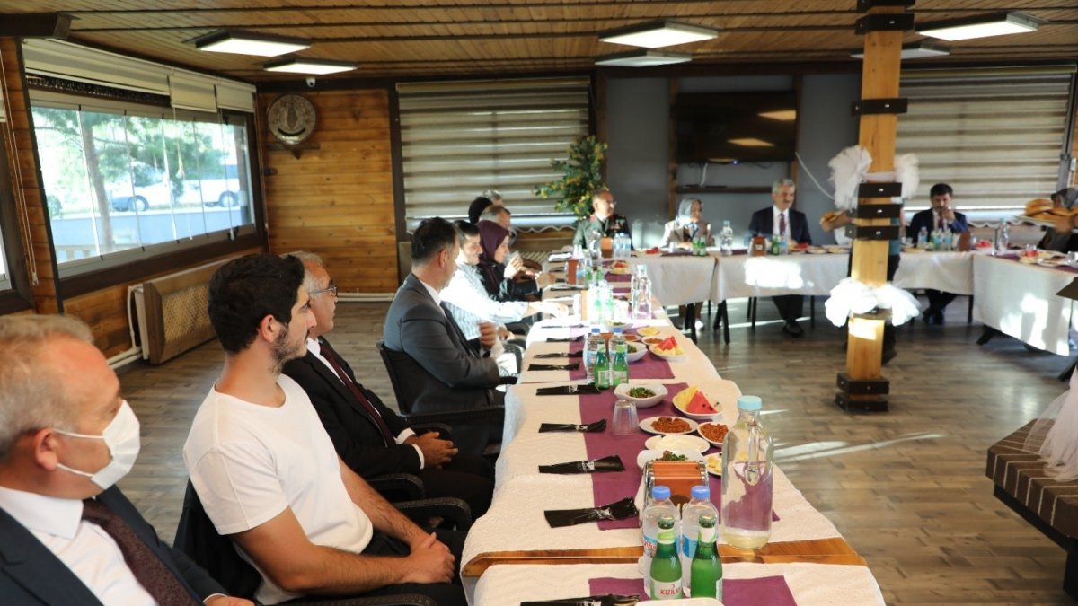 Vali, şehit aileleri ve gazilerle yemek programında bir araya geldi