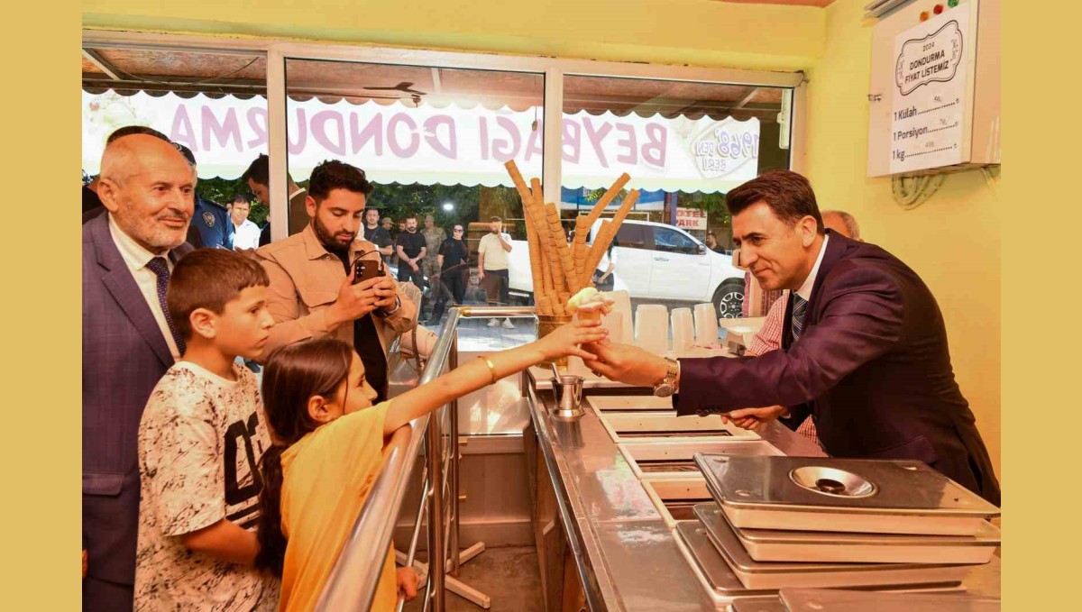 Vali tezgahın başına geçti, çocuklara dondurma doldurup ikram etti