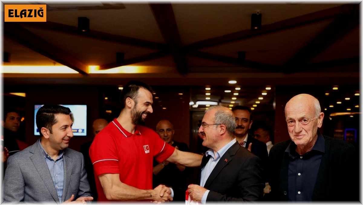 Vali Toraman ve Rektör Göktaş milli takım ile bir araya geldi