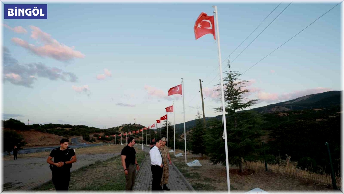 Vali Usta'dan 33 şehit anıtına ziyaret