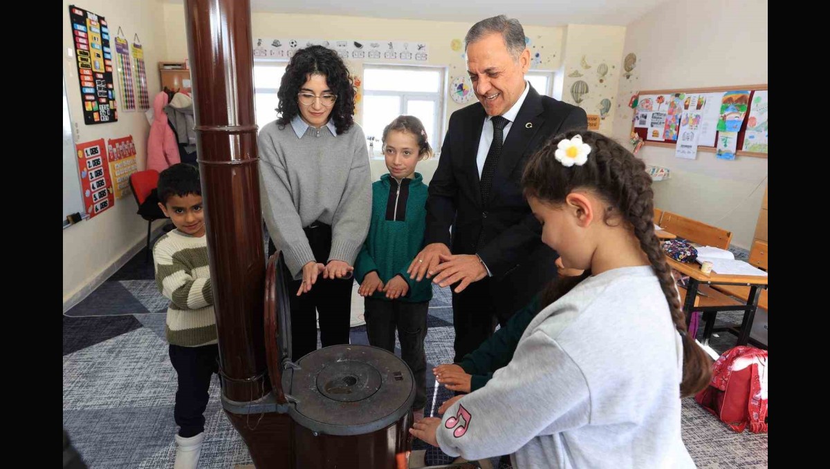 Vali Usta'dan fedakar öğretmene ve 4 öğrencisine ziyaret