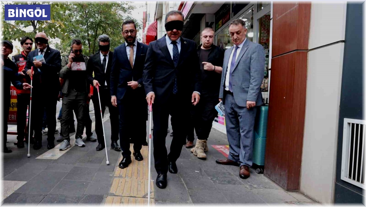 Vali Usta gözünü bağlayıp, engelliler yolunda bastonla yürüdü