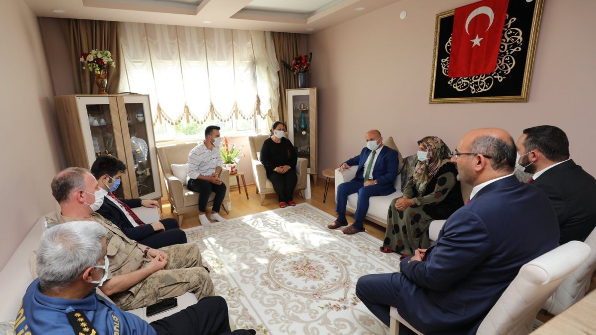 Vali Varol'dan şehit ailesine bayram ziyareti