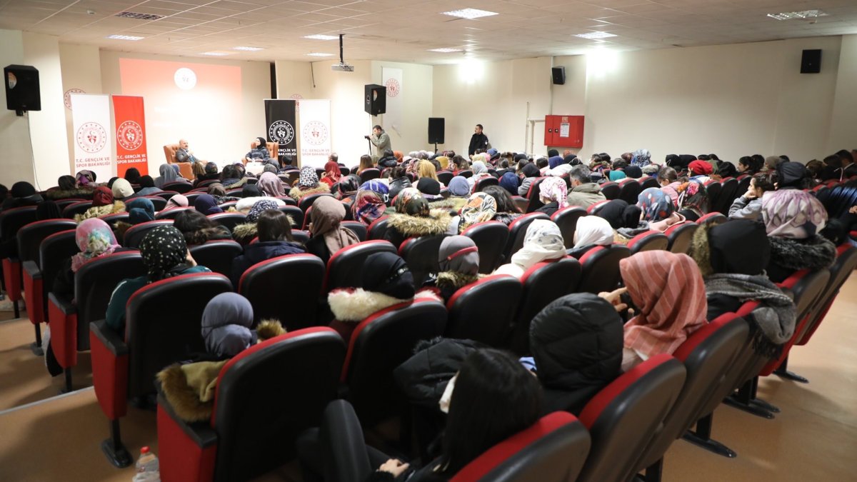 Vali Varol, KYK yurdunda gençlerle bir araya geldi