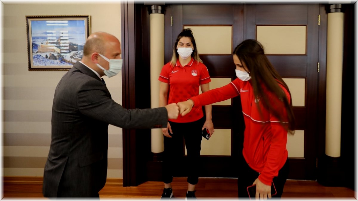 Vali Varol, Paralimpik madalyalı Ağrılı sporcular Kader ve Zeynep Çelik’i ağırladı