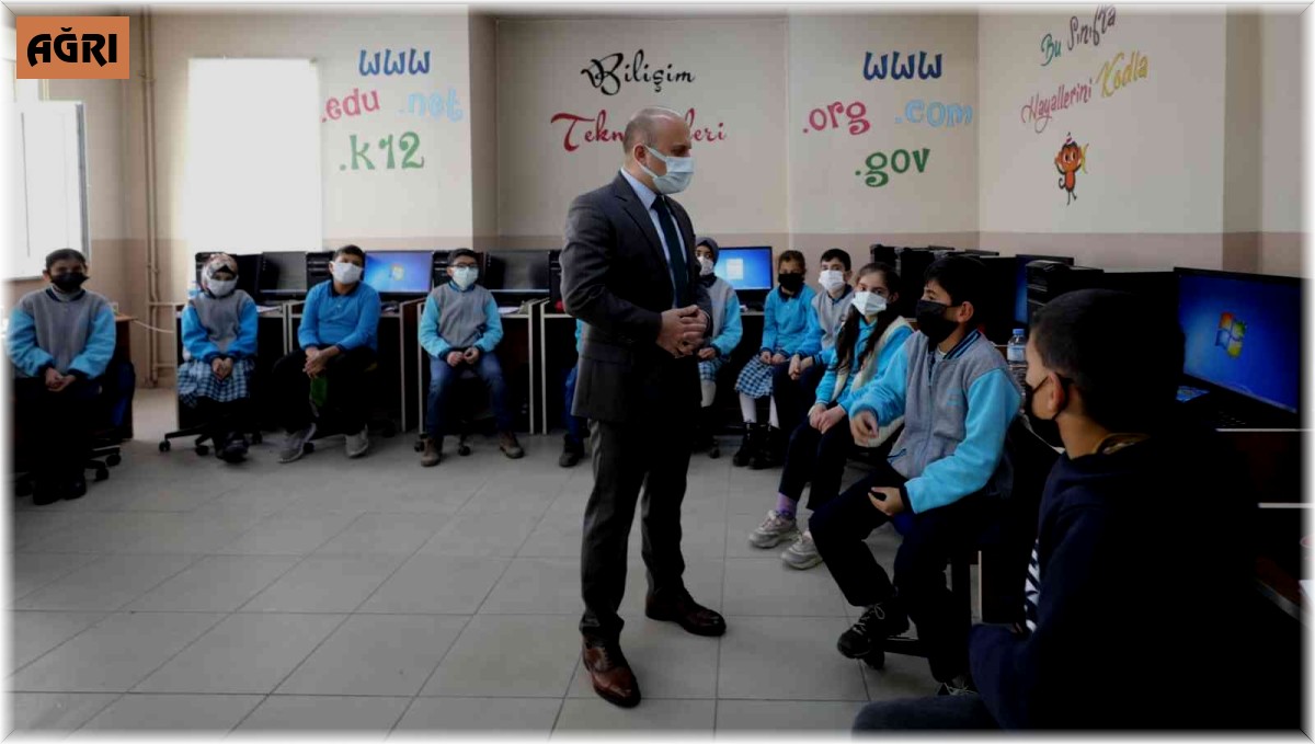 Vali Varol, Şehit Er Vefa Çelik Ortaokulu’nda öğrenciler ve öğretmenlerle bir araya geldi