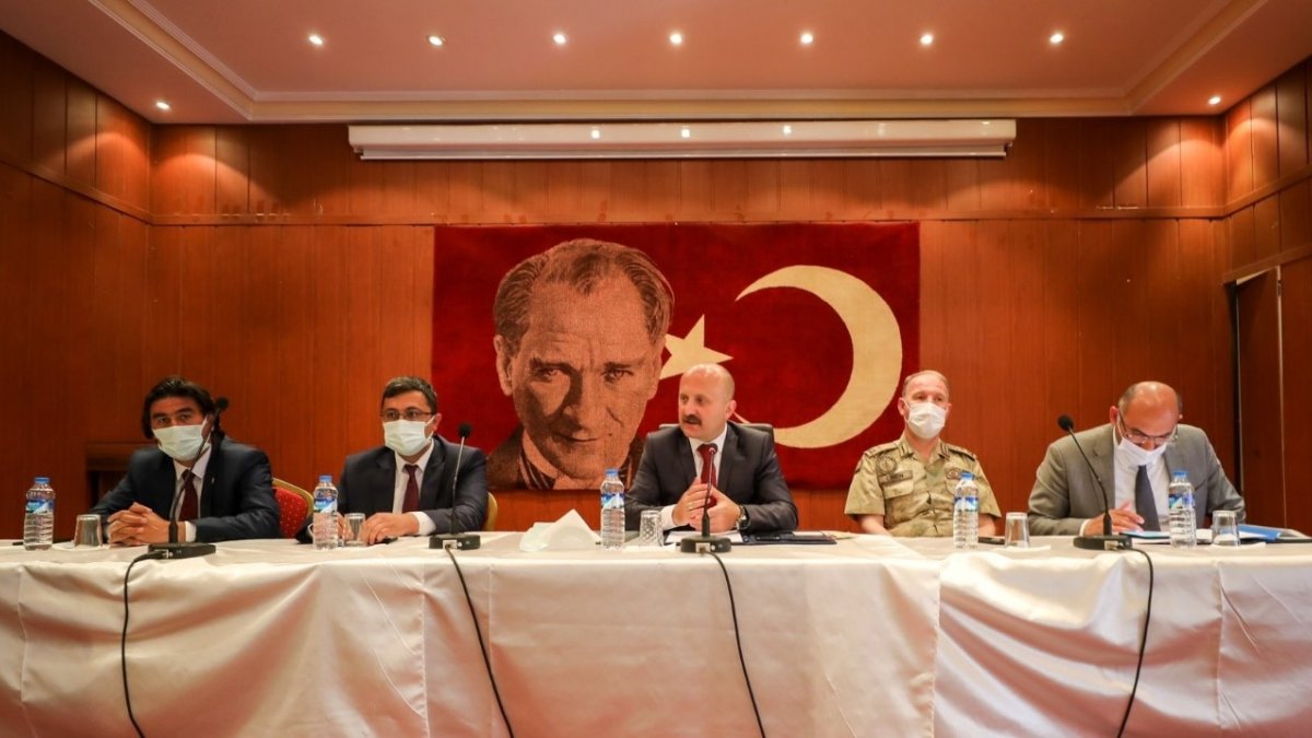 Vali Varol, Taşlıçay’da muhtarlarla buluştu: Mahalle ve köylerin ihtiyaçları masaya yatırıldı