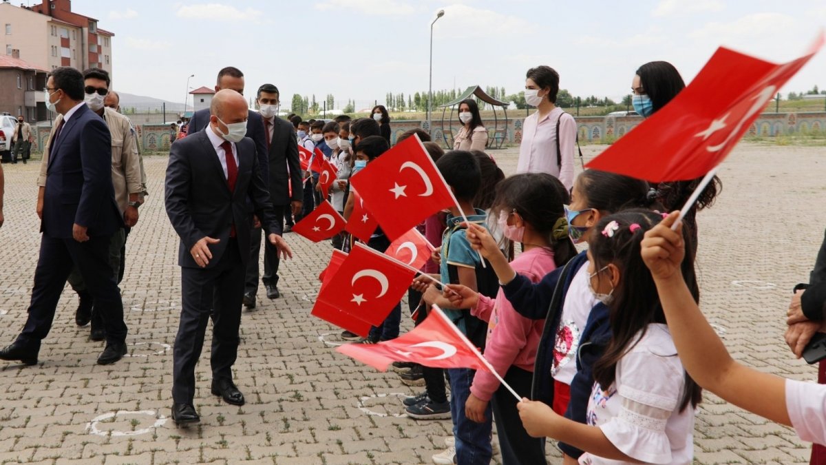 Vali Varol, Taşlıçay’da öğrencilerle buluştu; Şehit Salih Duman Kütüphanesi’nin açılışını yaptı