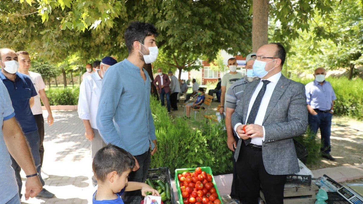 Vali Yırık'tan vatandaşlara anlamlı jest: Tezgahtaki ürünleri alıp halka ikram etti