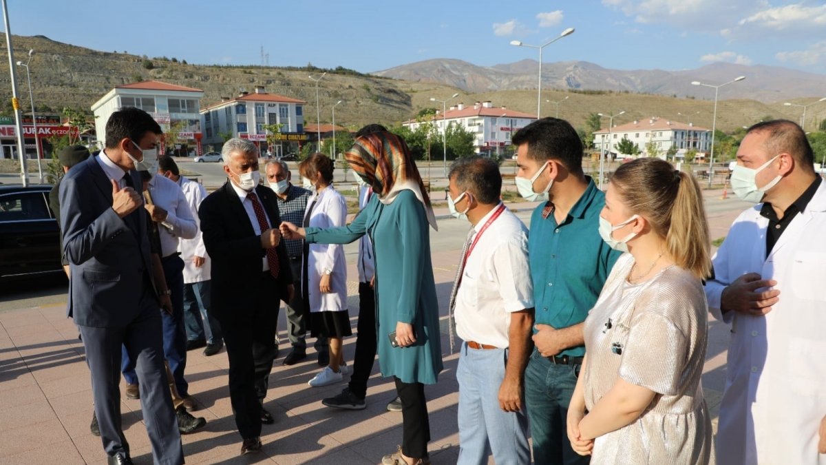 Validen görev başındaki personele bayram ziyareti