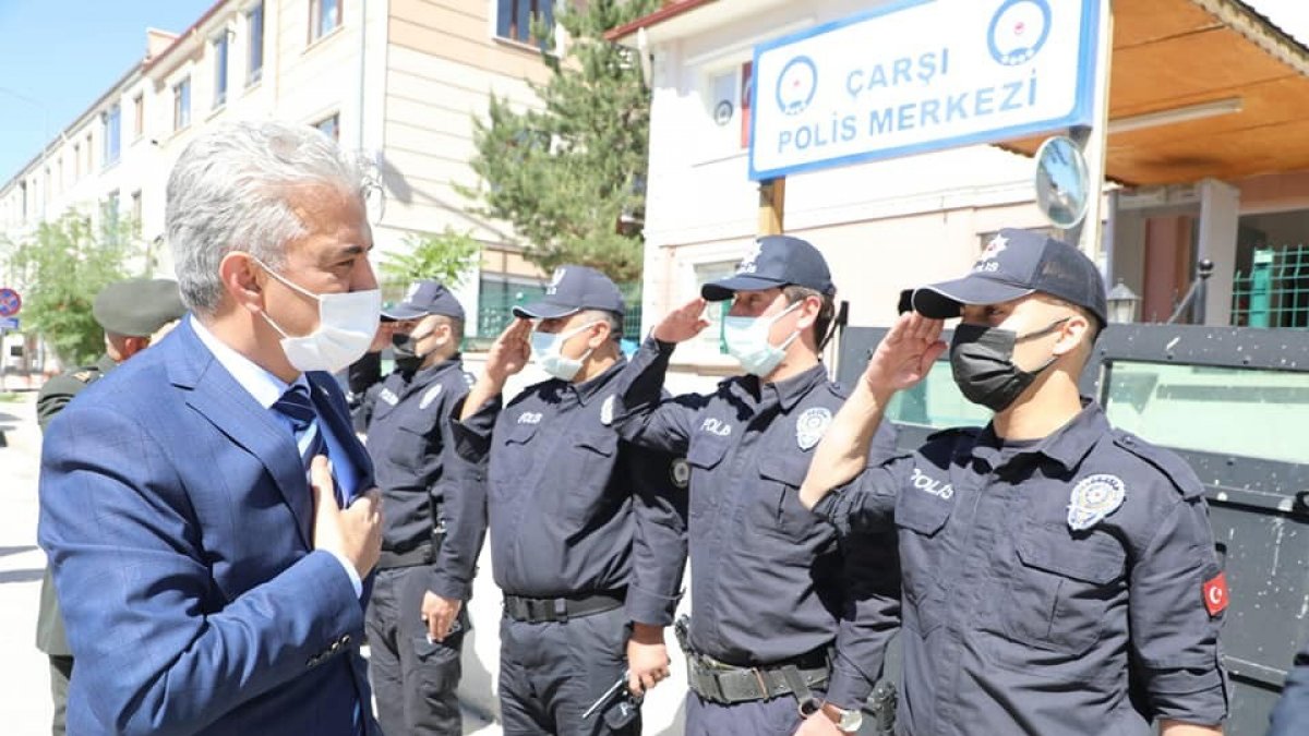 Validen görev başındaki personele bayram ziyareti