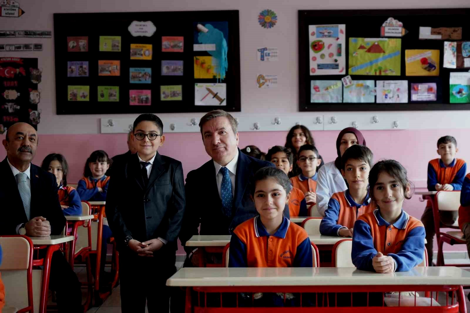 Validen kendisini okula davet eden miniğe jest!