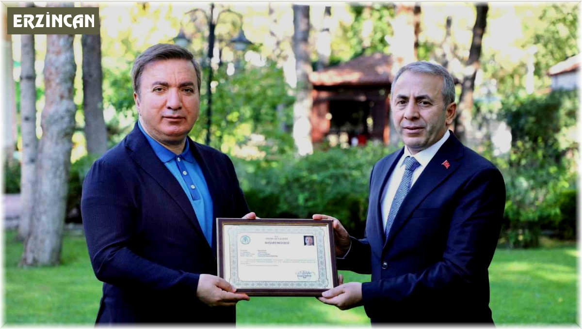 Validen Kurt müdüre başarı belgesi