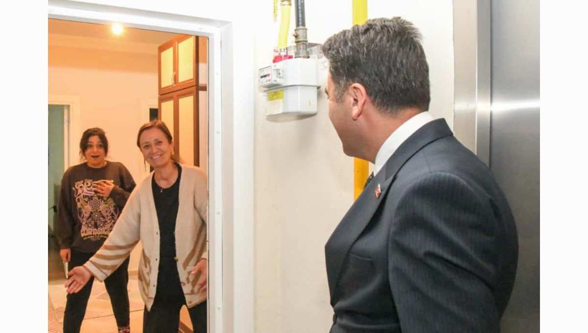 Valiyi sosyal medyadan davet etti, kapıda görünce büyük mutluluk yaşadı