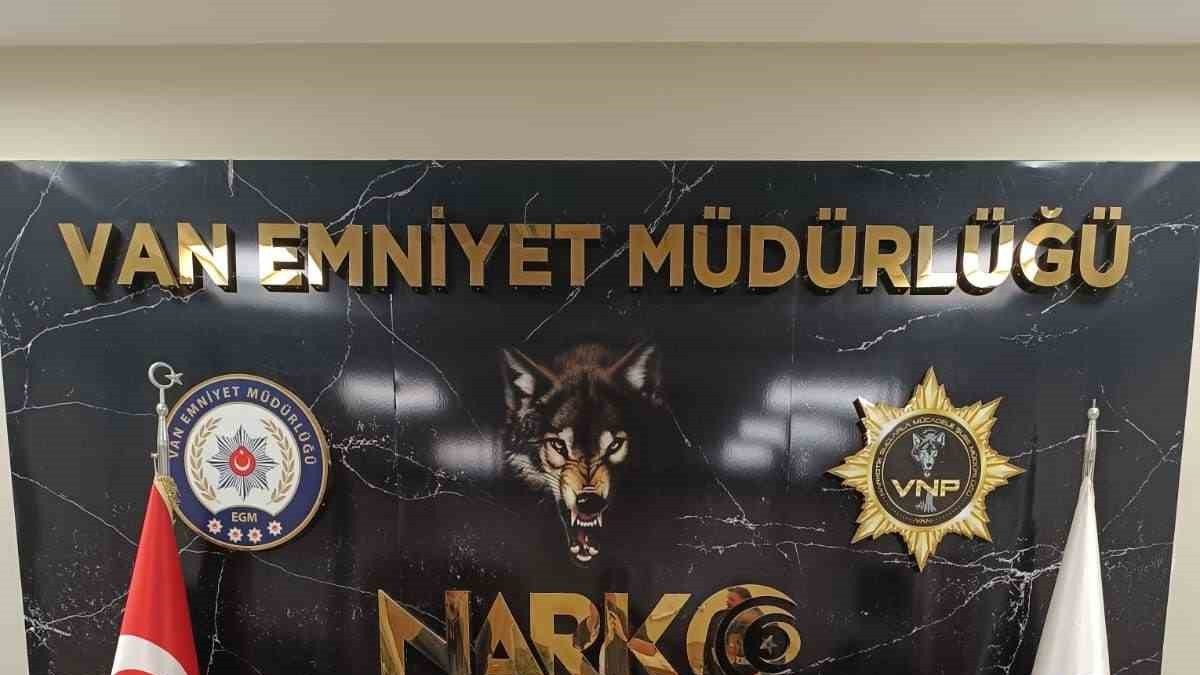 Valizin gizli bölmesindeki uyuşturucuyla uçağa binmek isteyen 2 kişi yakalandı