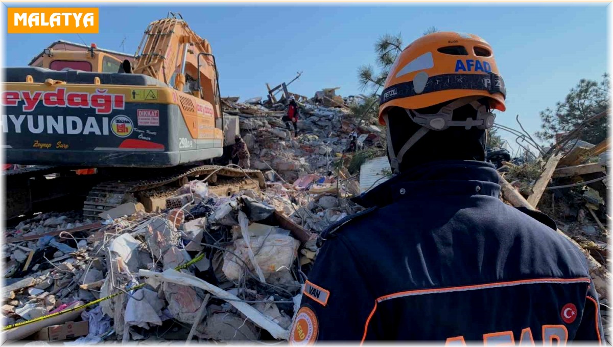 Van AFAD ekipleri enkaz altında sıkışan kediyi kurtardı