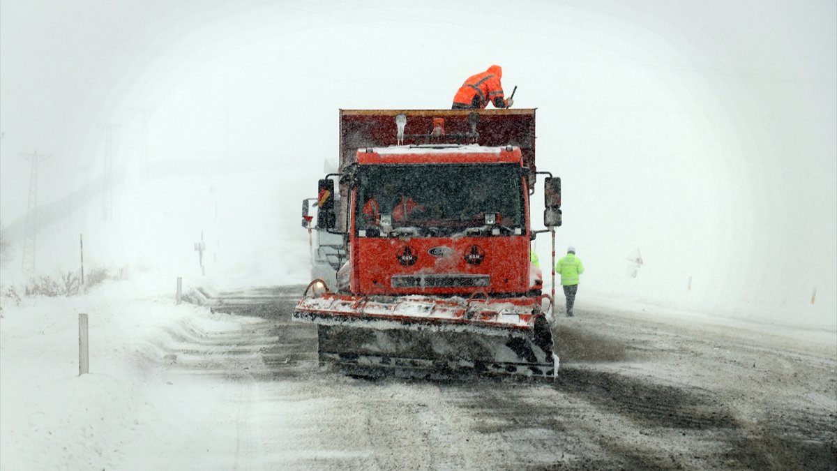 Van-Ağrı arasındaki kara yolu kar ve tipi yüzünden ulaşıma kapandı