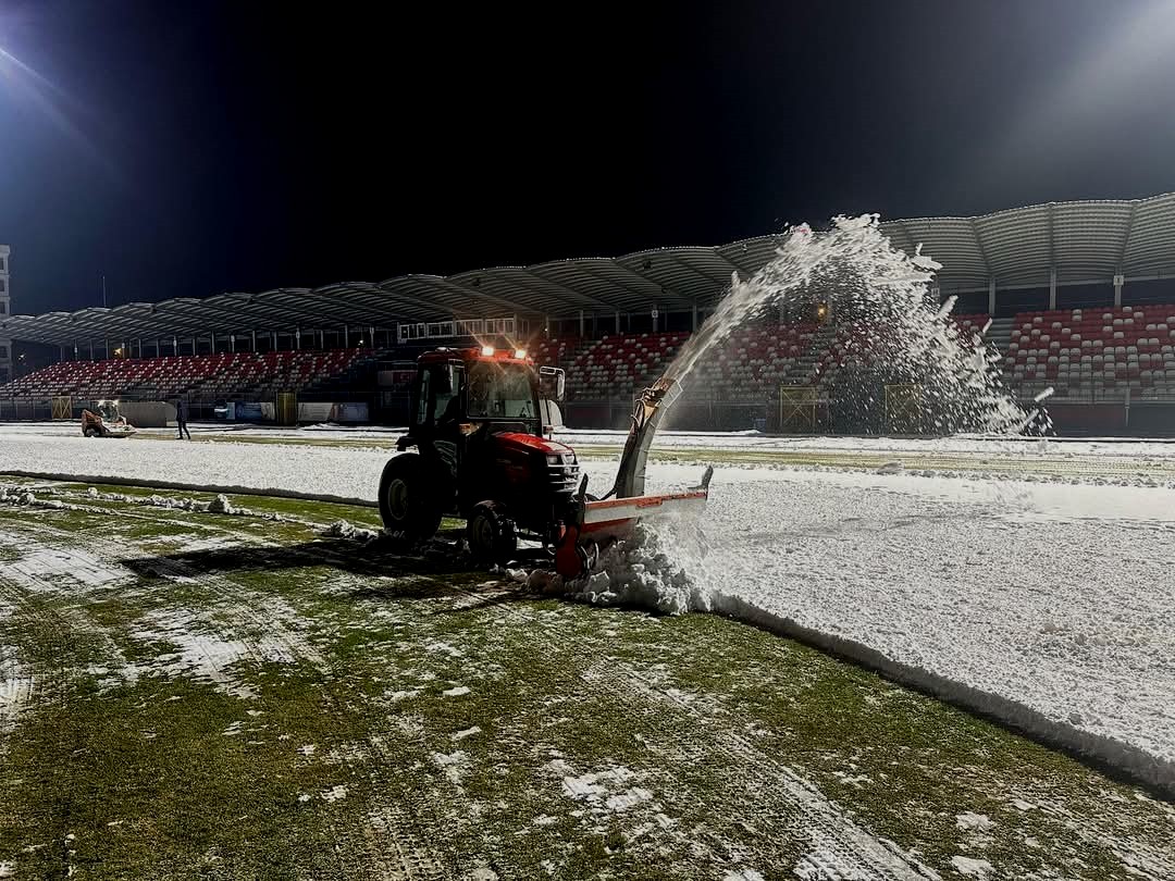 Van Atatürk Şehir Stadı'nın zemini kardan temizlendi