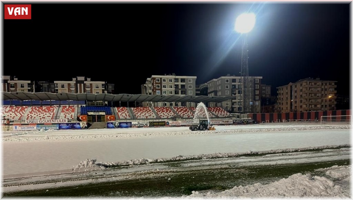 Van Atatürk Stadı yeniden kardan temizlendi