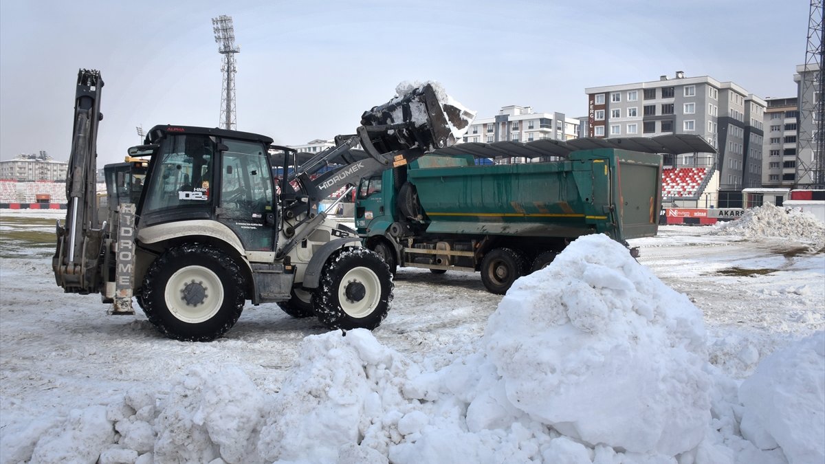 Van Atatürk Stadyumu'nda biriken kar kamyonlarla taşındı