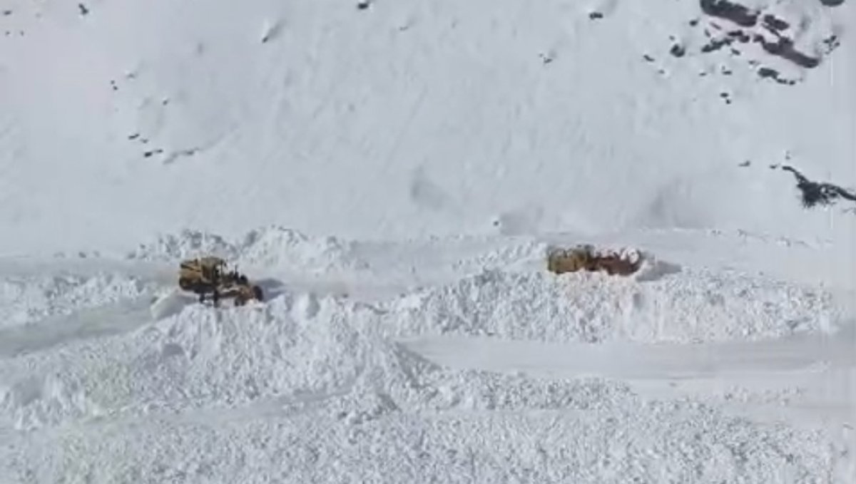 Van Bahçesaray'da mezra yoluna çığ düştü