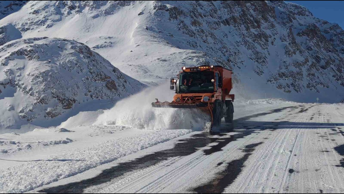 Van-Bahçesaray kara yoluna düşen çığ temizlendi