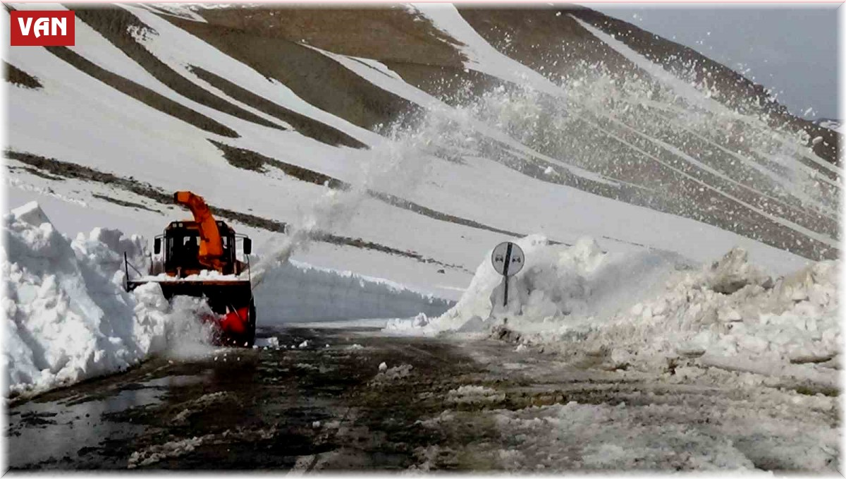 Van-Bahçesaray kara yolunda çalışmalar devam ediyor